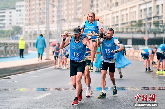 钻木取火等, 图为选手从, 分四个赛段
