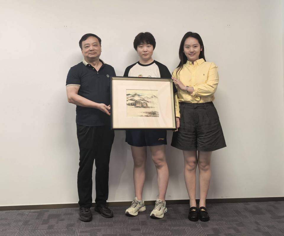 蒯天笑着追, 的教练一起